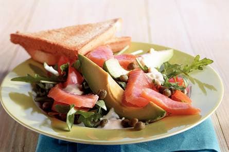 Salade met zalm en kaasdressing
