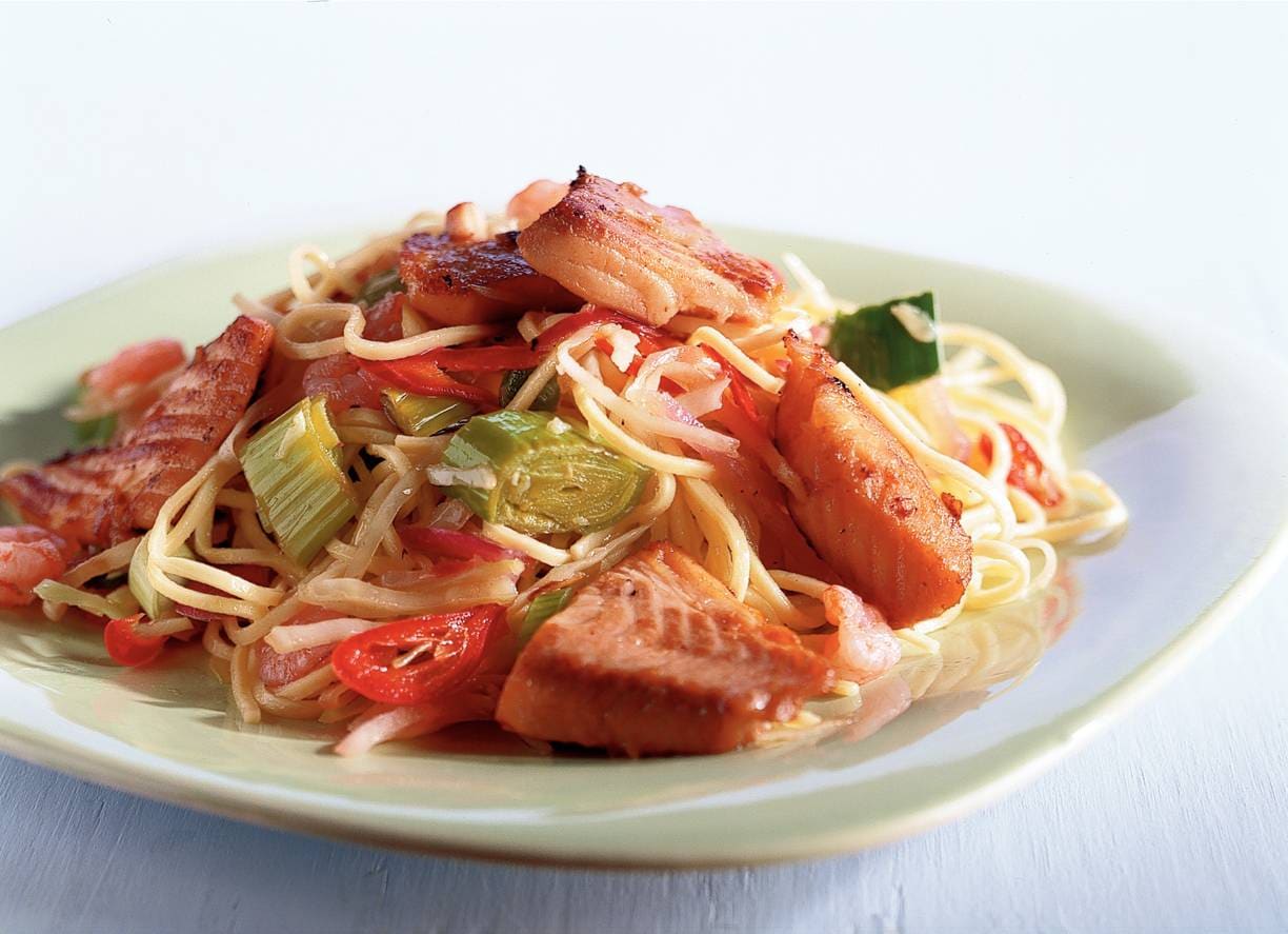 Mie met roergebakken vis