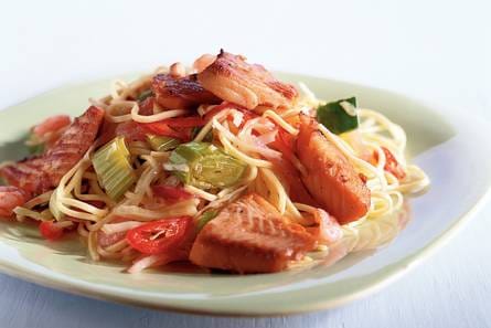 Mie met roergebakken vis