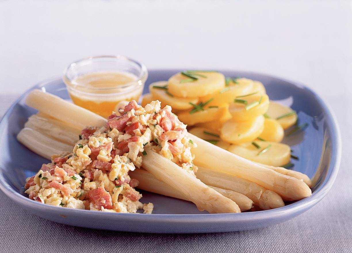 Asperges met ham en roerei
