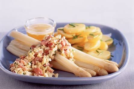 As­per­ges met ham en roer­ei
