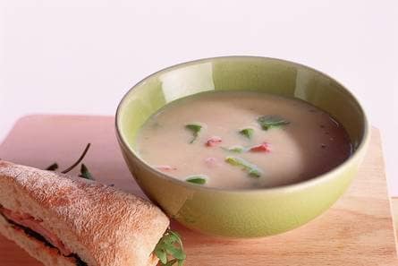 Paprika-champignonsoep met sandwich