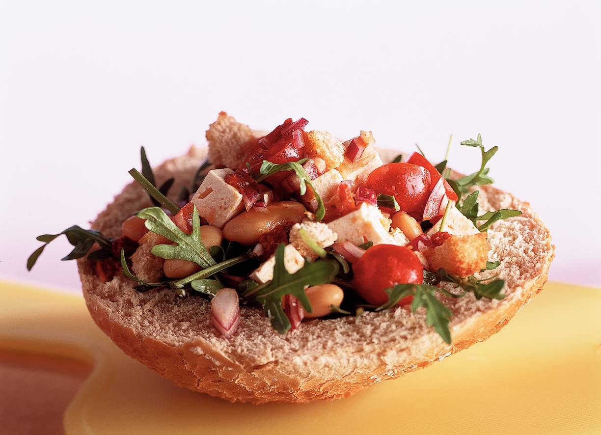 Broodbol met reuzenbonensalade