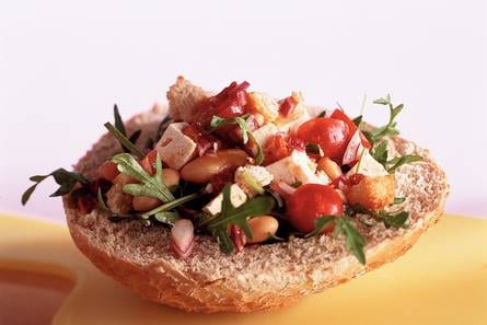 Broodbol met reuzenbonensalade