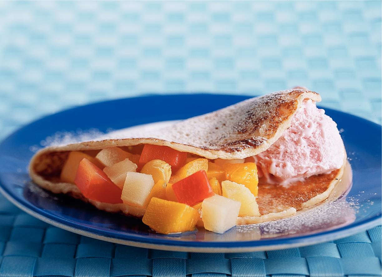 Vruchtenpannenkoeken met aardbeienroomijs