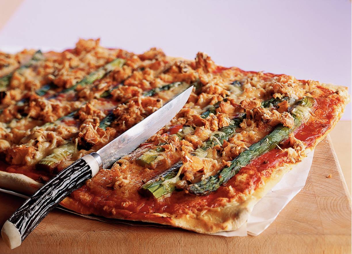Pizza met asperges en zalm