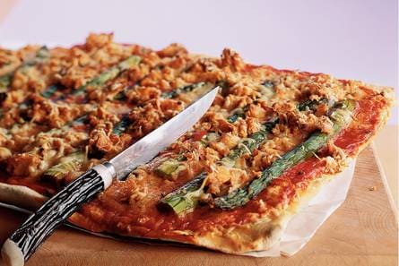 Pizza met asperges en zalm