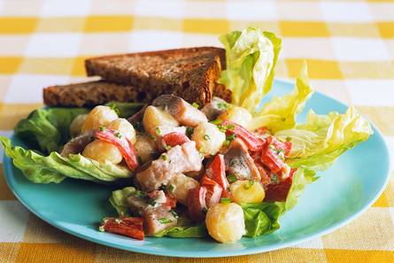 Aardappelsalade met haring en paprika