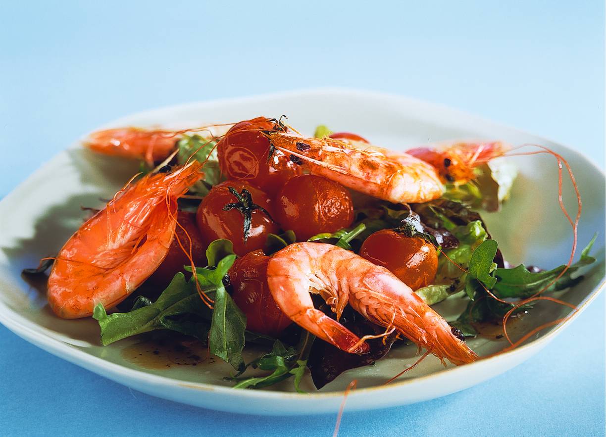 Salade met gamba's en cherrytomaten