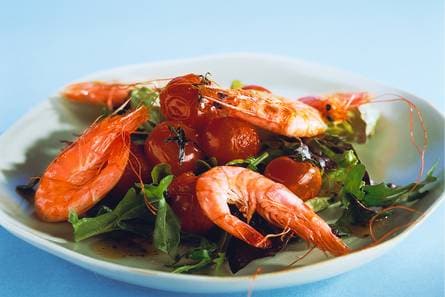 Salade met gamba's en cherrytomaten