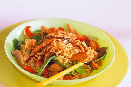 Chow mein met peultjes en kip