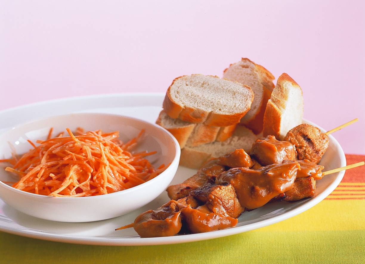 Varkenshaassaté met wortelsalade