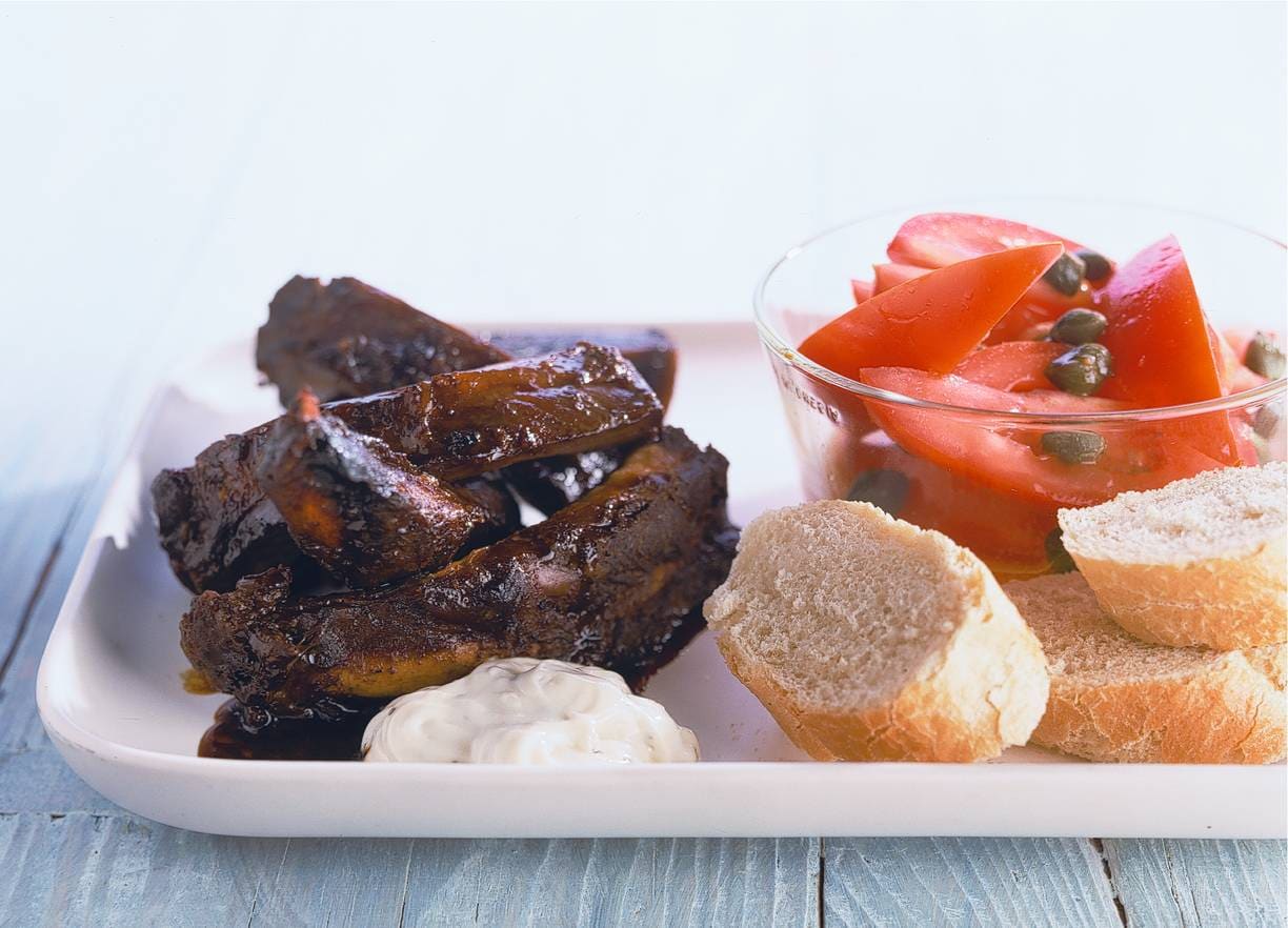 Snelle spareribs met tomatensalade