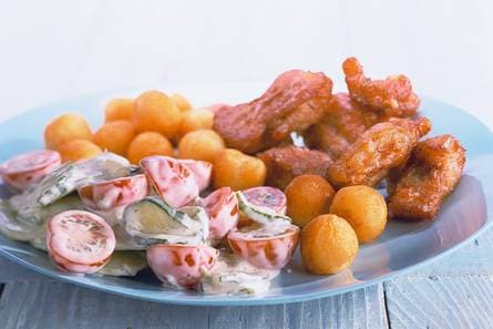 Kibbeling met komkommersalade