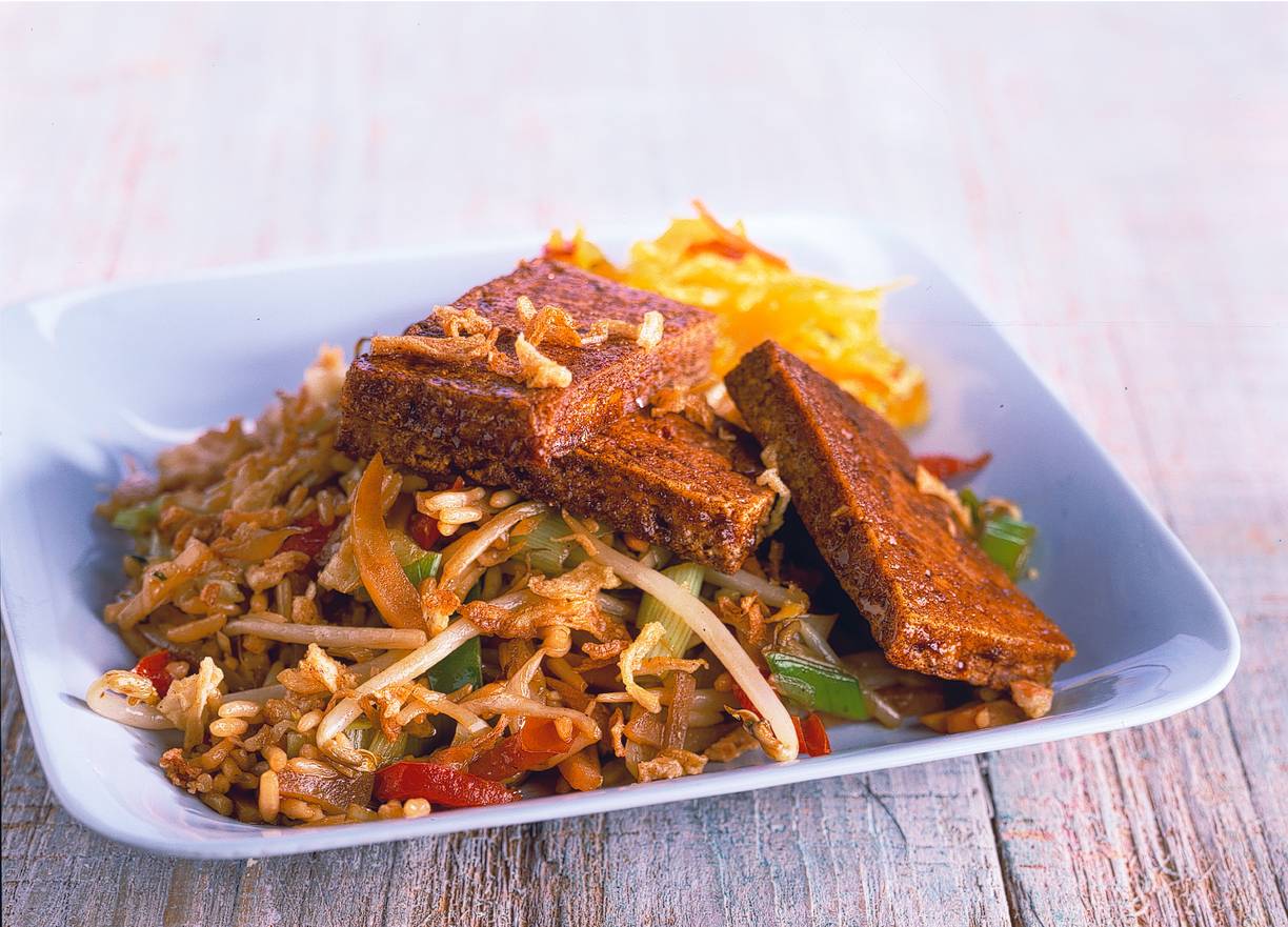 Ketjaprijst uit de wok met gebakken tofu