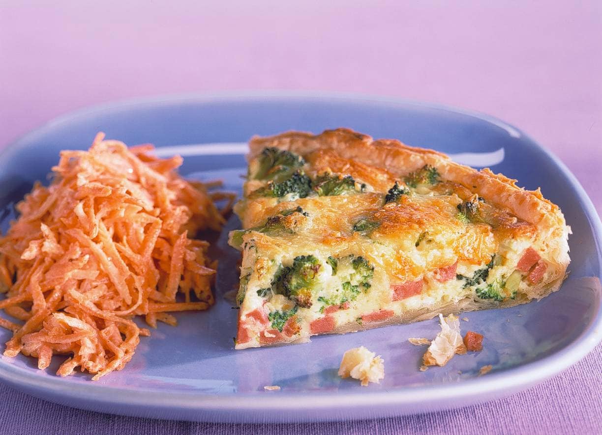 Hartige taart met wortelsalade