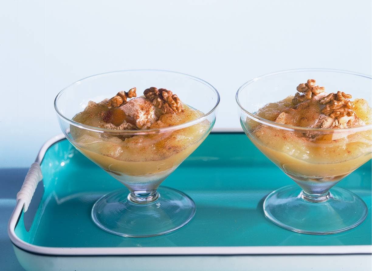 Walnotenijs met appelcompote