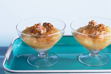 Walnotenijs met appelcompote