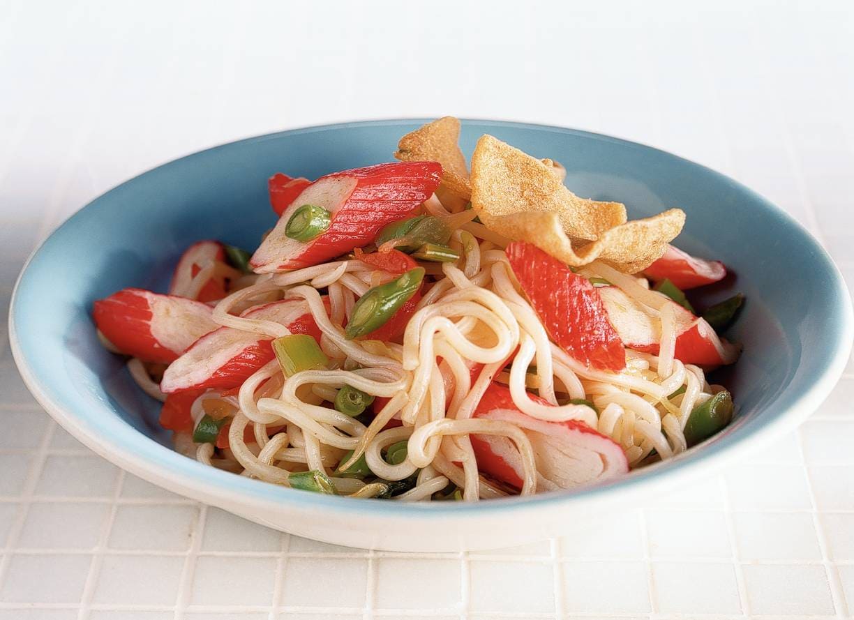 Mie met zoetzure saus en surimi