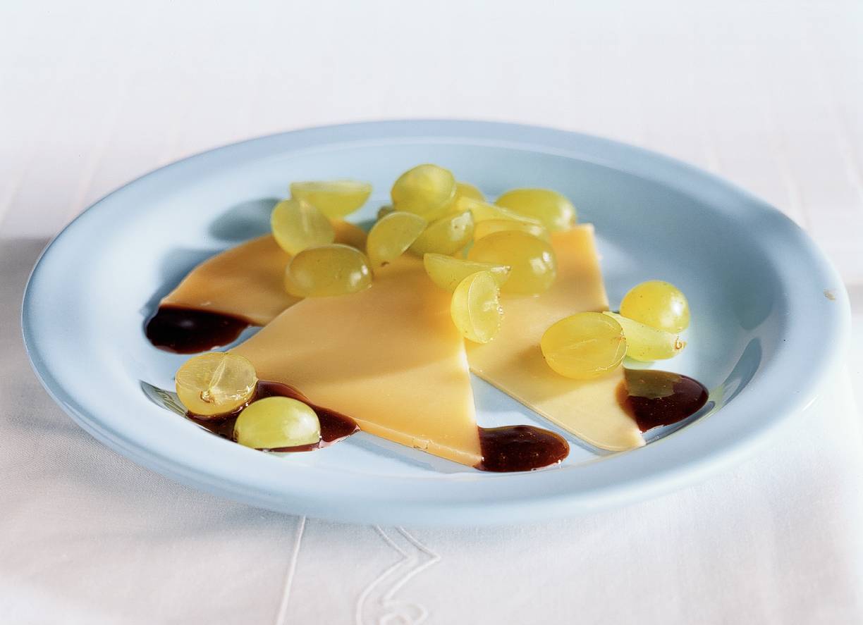 Kaaspuntjes met druiven en appelstroop