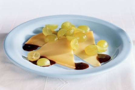 Kaaspuntjes met druiven en appelstroop
