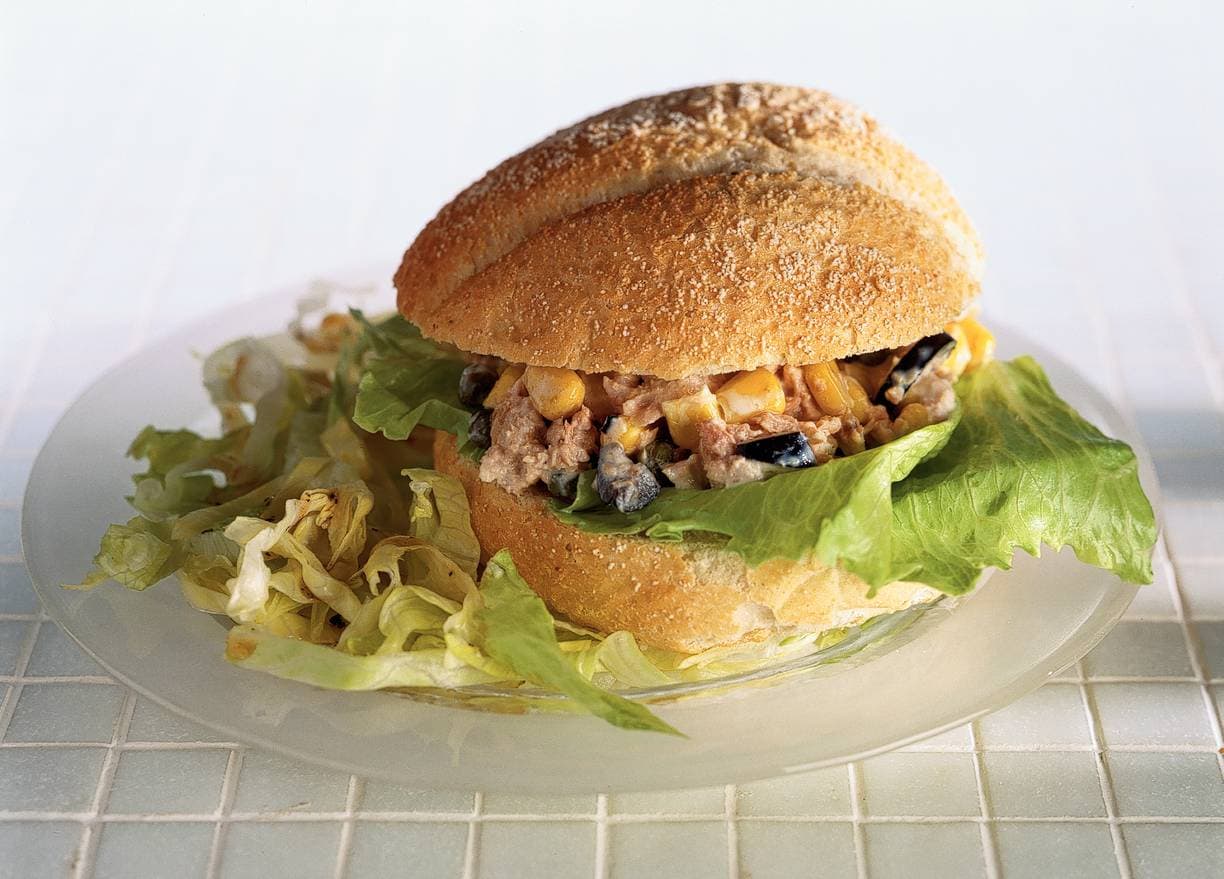 Tonijnsalade op een Italiaanse bol maken: zo doe je dat