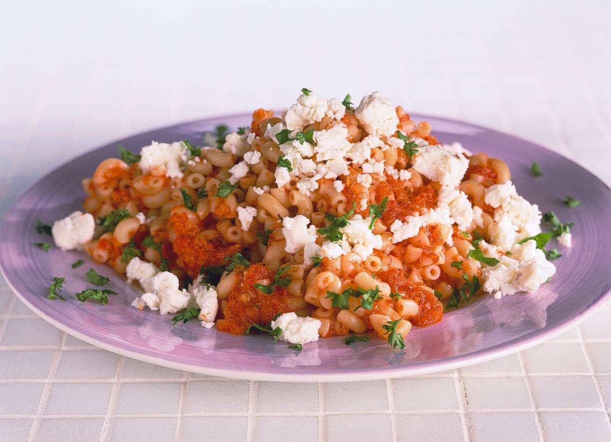 Macaroni met paprikasaus en witte kaas