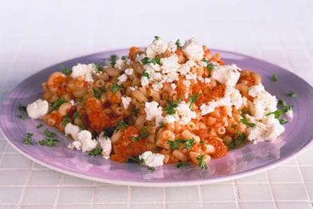Macaroni met paprikasaus en witte kaas