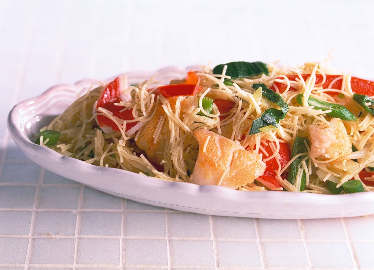 Roerbakmie met surimi en roodbaars