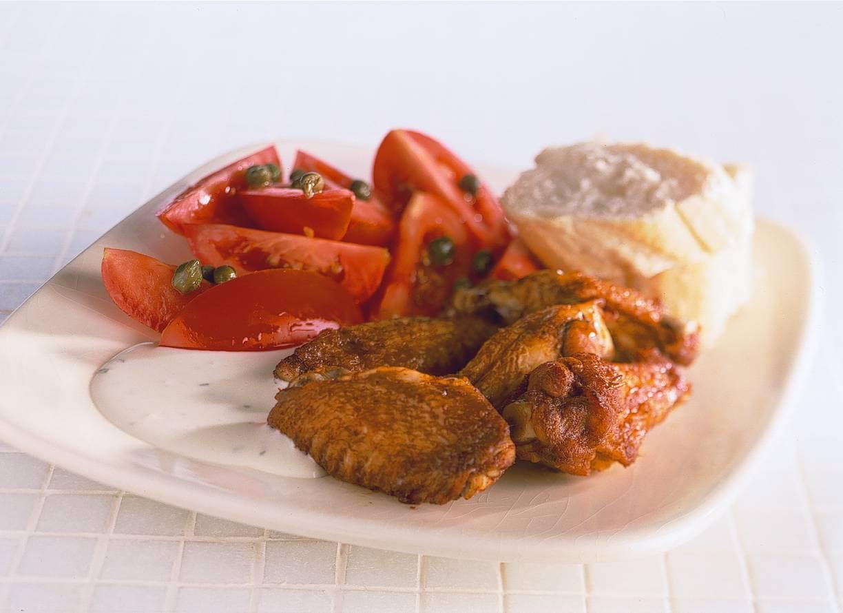 Snelle kipkluifjes met tomatensalade