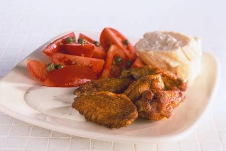 Snelle kipkluifjes met tomatensalade