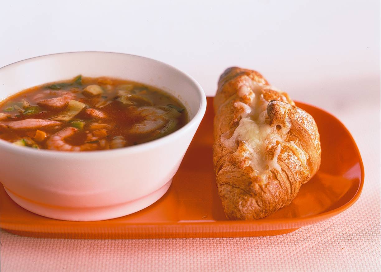 Garnalensoep met kaascroissants