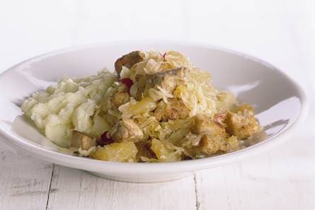 Zuurkool met hamlappen en appelcompote