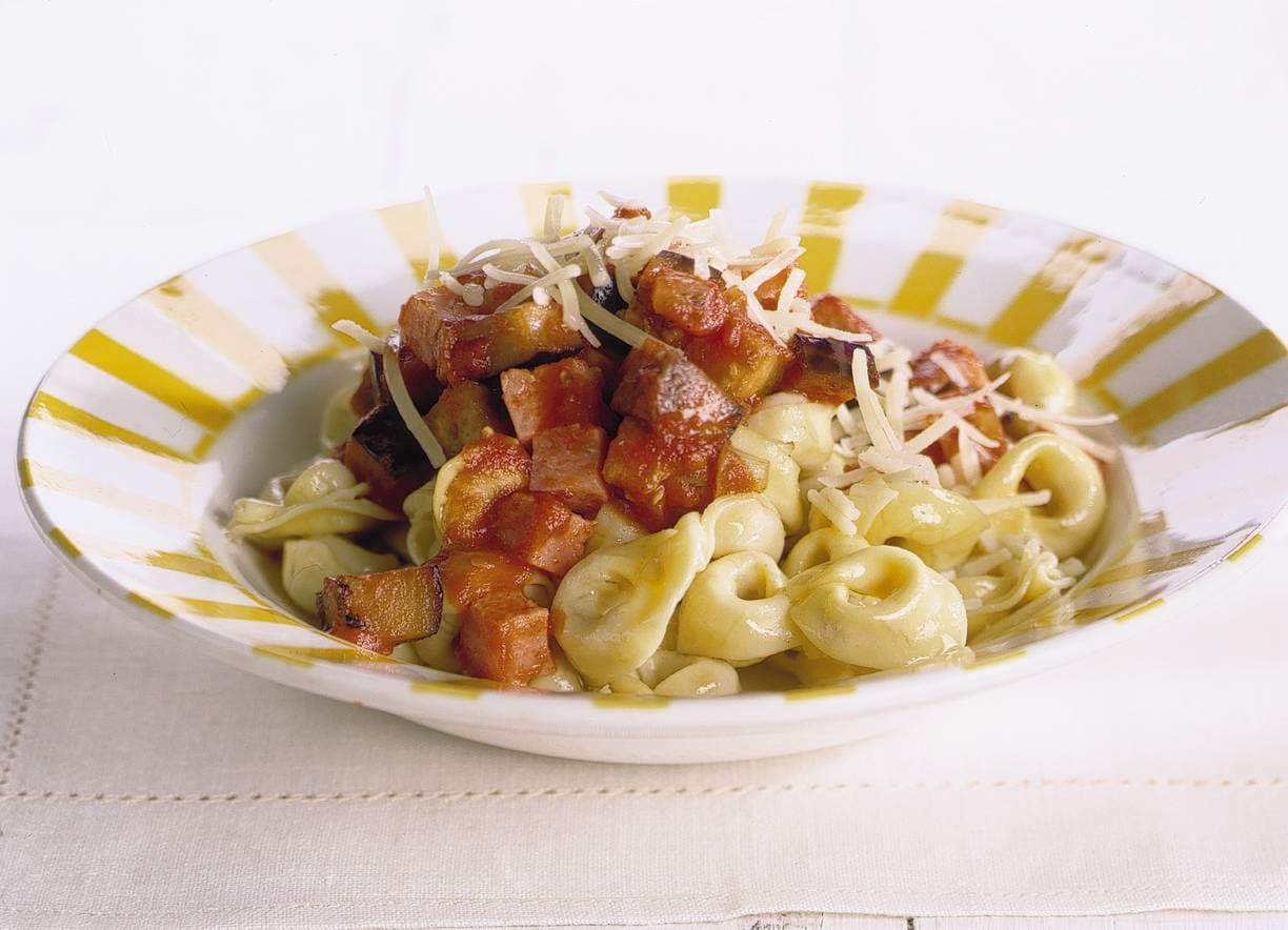 Tortellini met auberginesaus