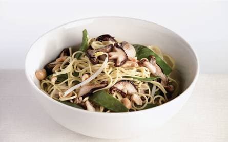 Mie met paddestoelen en cashewnoten