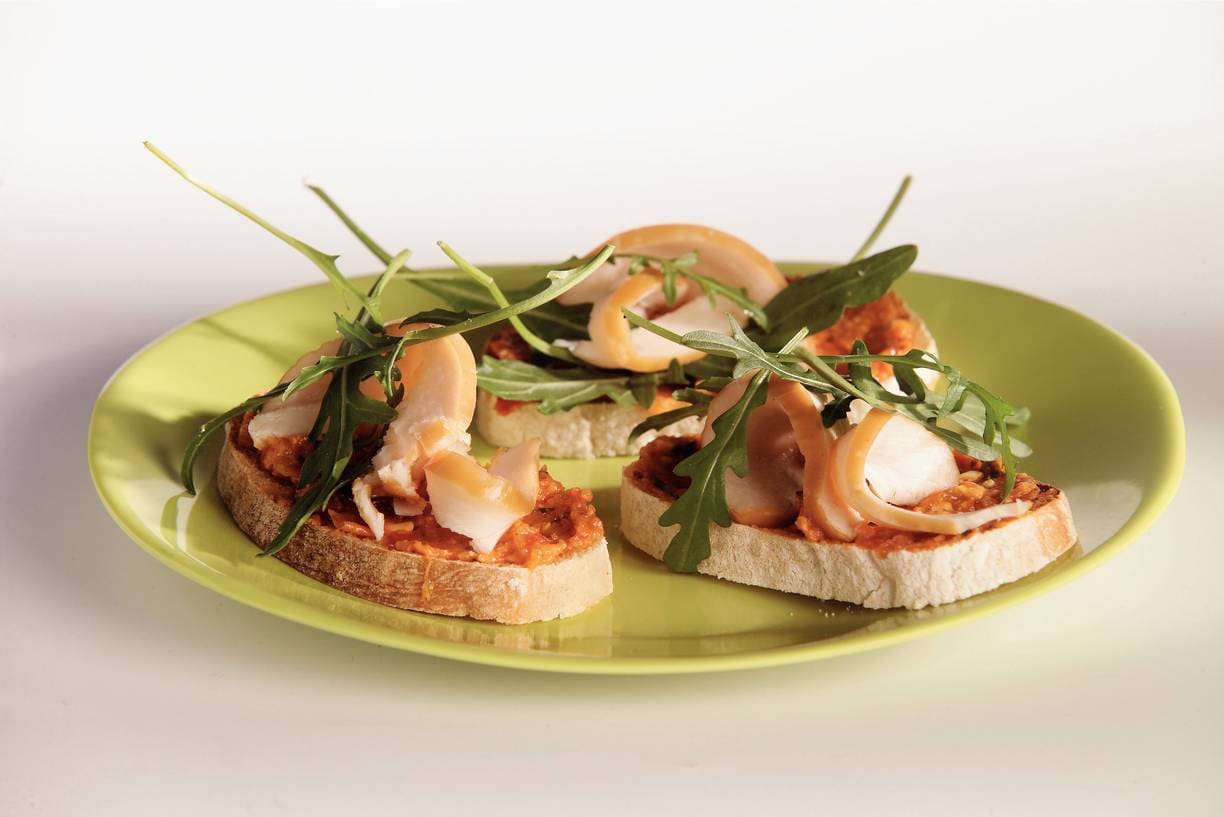 Crostini met tapanini en gerookte kip