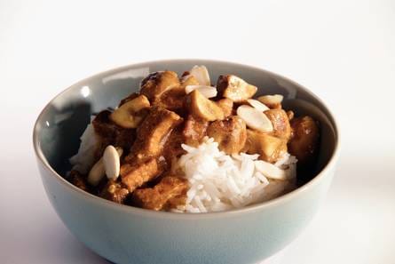 Curryschotel met tofu en paddestoel