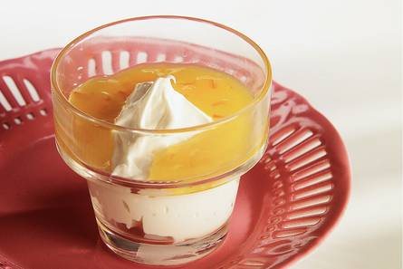 Hangop met lauwwarme sinaasappelsaus