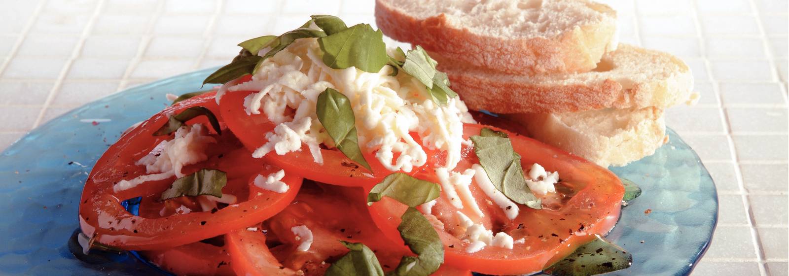 Frisse tomatensalade met basilicumolie recept Allerhande Albert Heijn