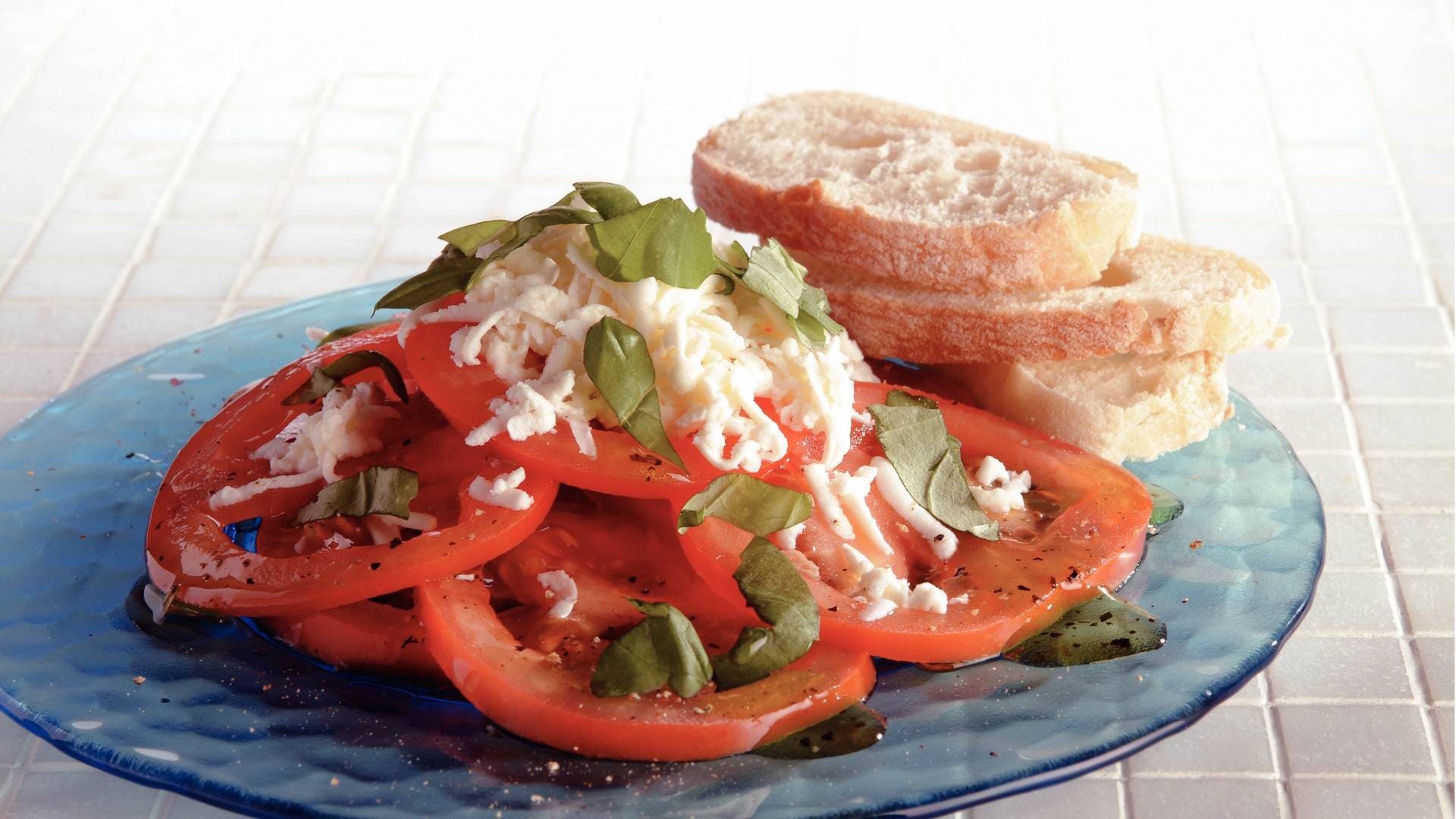 Frisse tomatensalade met basilicumolie recept Allerhande Albert