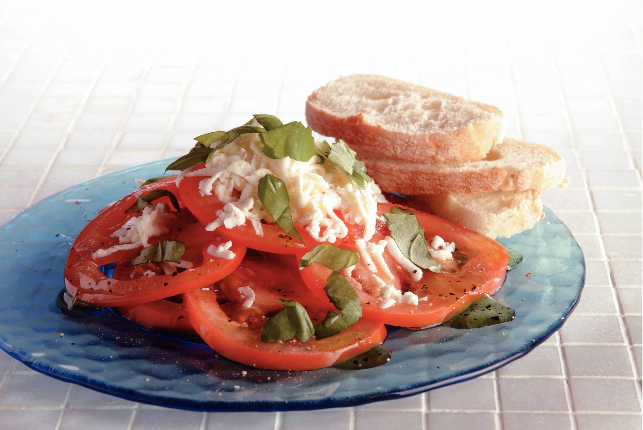 Frisse tomatensalade met basilicumolie recept Allerhande Albert Heijn