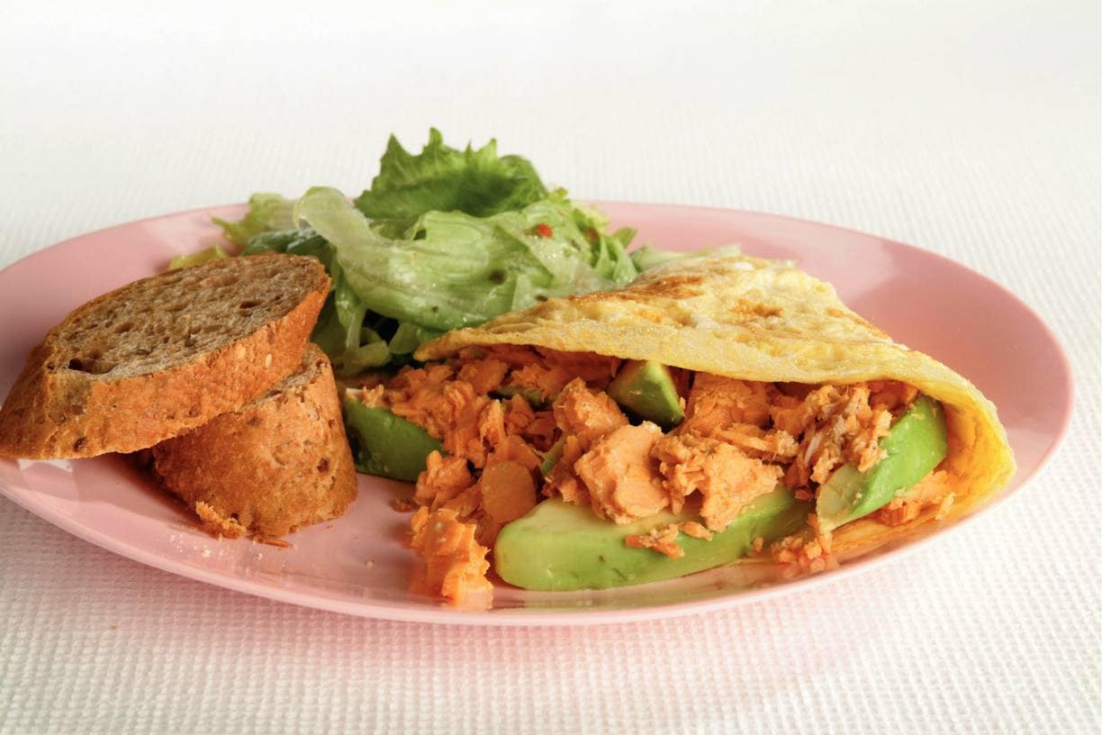 Omelet met zalm en avocado