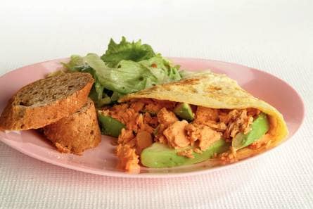 Omelet met zalm en avocado