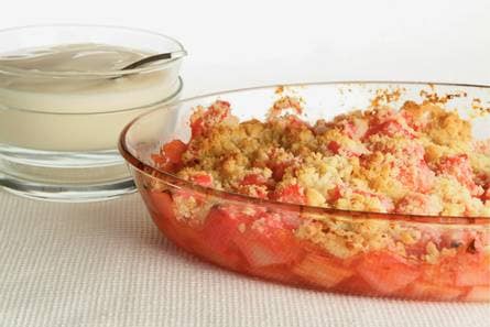 Rabarber-aardbeicrumble met blanke vla