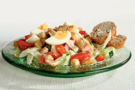 Overheerlijke caesarsalade met stokbrood