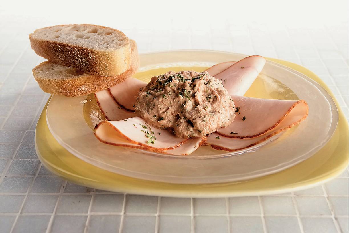 Kipfilet met kruidige tonijnmousse
