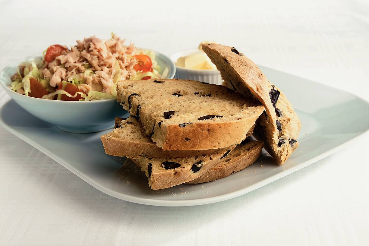 Italiaanse tonijnsalade met olijvenbrood