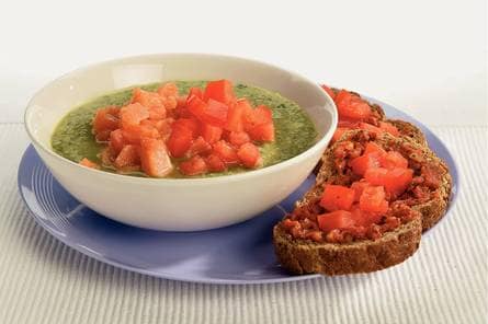 Stevige courgettesoep met tomatenbruschetta