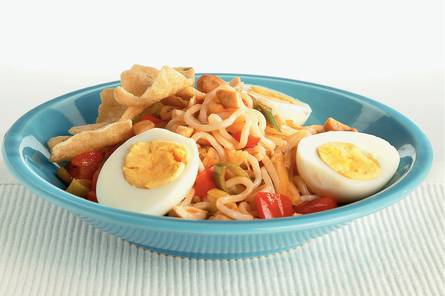 Noodles met zoetzure groenten en ei