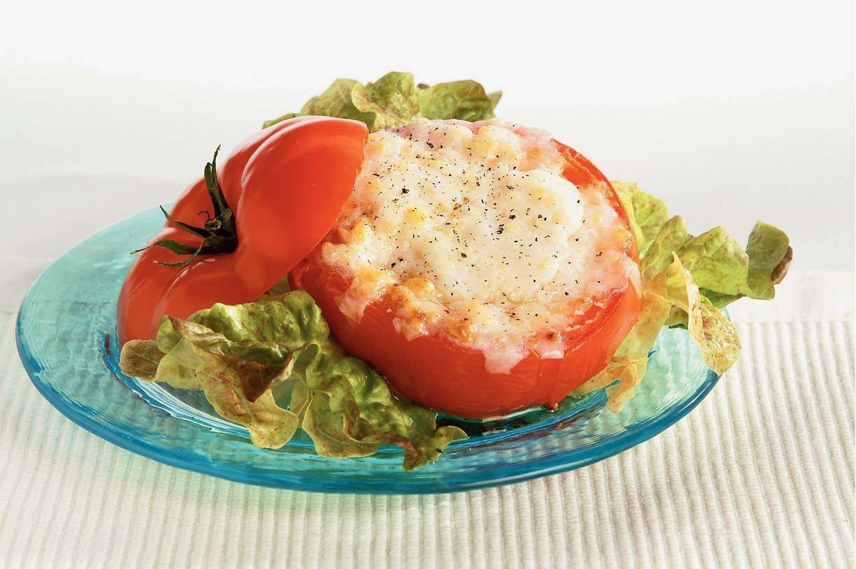 Met geitenkaas gevulde tomaten